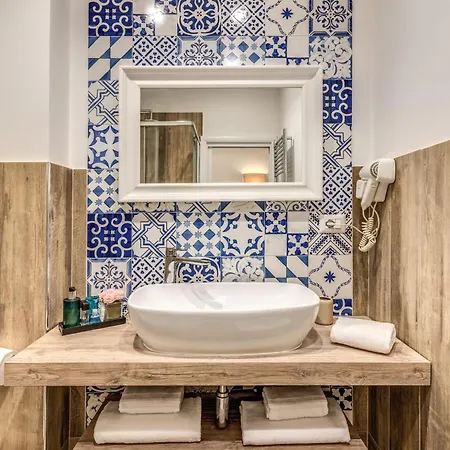 Alojamento de Acomodação e Pequeno-almoço E Caffe Deluxe 4*