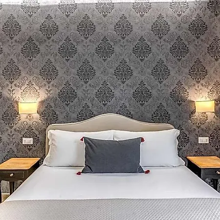 E Caffe Deluxe Bed & Breakfast