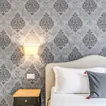 E Caffe Deluxe Bed & Breakfast