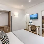 E Caffe Deluxe Bed & Breakfast