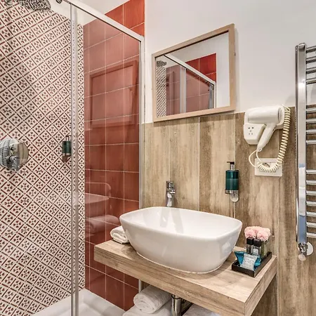 E Caffe Deluxe Bed & Breakfast 4*