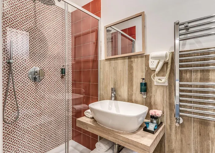 E Caffe Deluxe Bed & Breakfast 4*